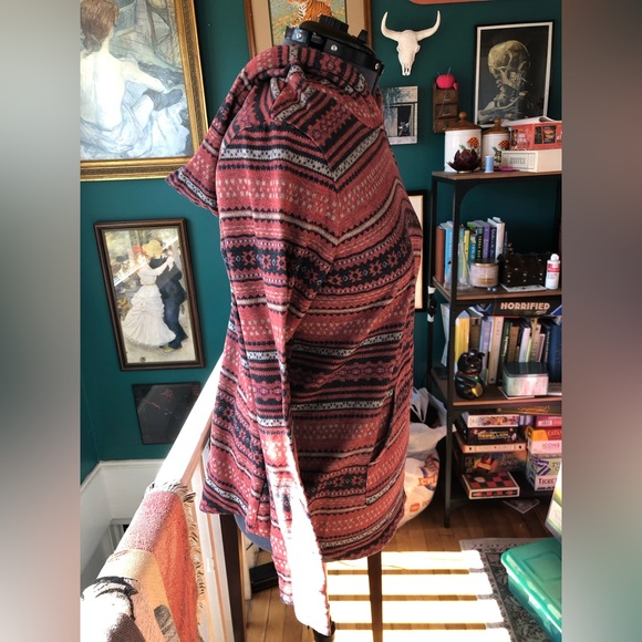 Maurice’s patterned hoodie - Picture 2 of 3